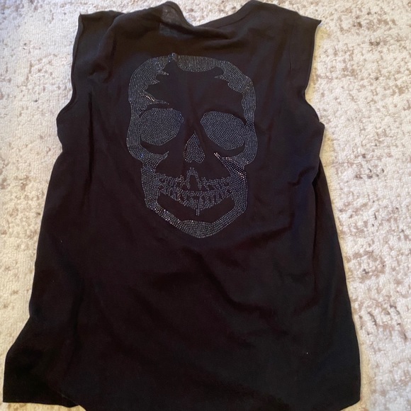Now in blk 🖤Z & V  Studded skull tank. - Picture 3 of 8